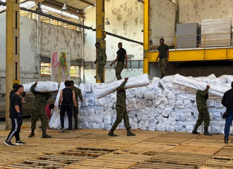 China envió un cargamento de 77,6 toneladas de asistencia humanitaria a Colombia para atender la emergencia causada por el terremoto de magnitud 7,4, ocurrido el pasado 10 de agosto. Entre los elementos enviados hay carpas de campaña para refugiar a los damnificados. Foto: UNGRD