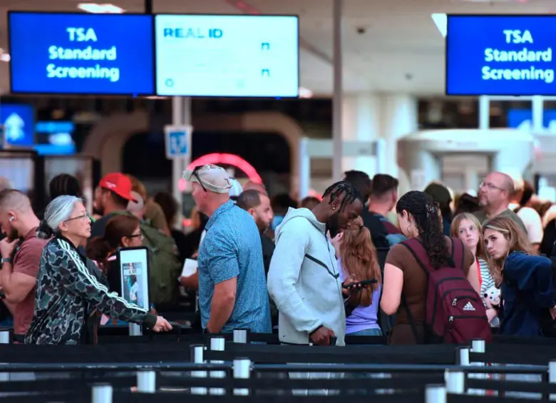 Así luce el aeropuerto de Orlando, en Florida. Decenas de viajeros hacen filas interminables para pasar los controles de seguridad en medio de las afectaciones por el cierre de gobierno, que limita el pago de salarios al personal aeroportuario. FOTO: AFP 