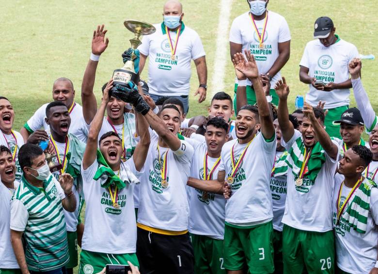 Celebración del equipo antioqueño que terminó invicto la fase final que se realizó en Medellín y Envigado. FOTO Jaime Pérez