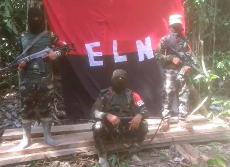 Así aparecieron los subversivos del ELN en el video dirigido a los comerciantes de Remedios. FOTO: EXTRACTO DE VIDEO.