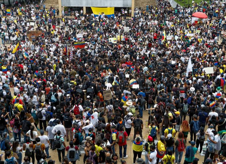 Los manifestantes se concentraron durante el día en el Parque de los Deseos. Al final de la tarde de ayer se presentaron disturbios. FOTO MANUEL SALDARRIAGA