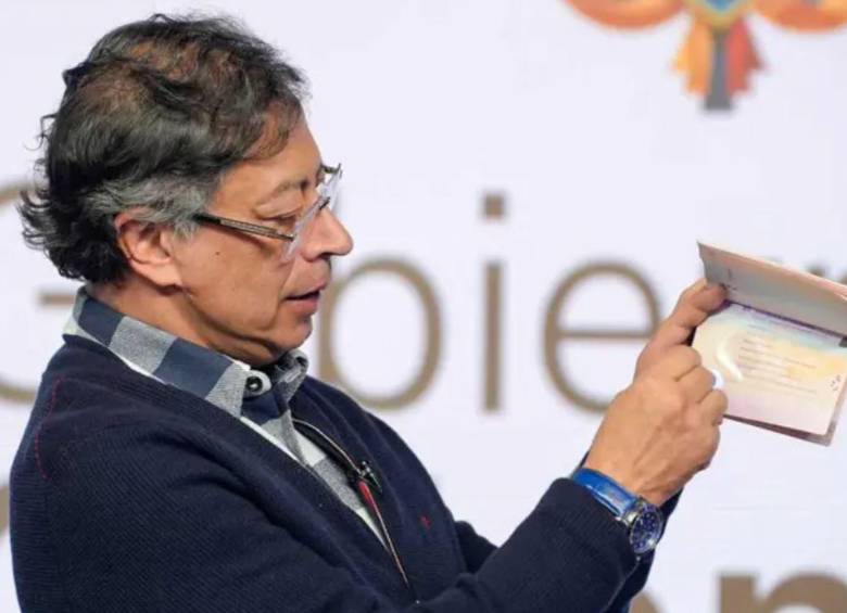 El presidente Gustavo Petro presentó el nuevo modelo de pasaportes. Foto: Cancillería