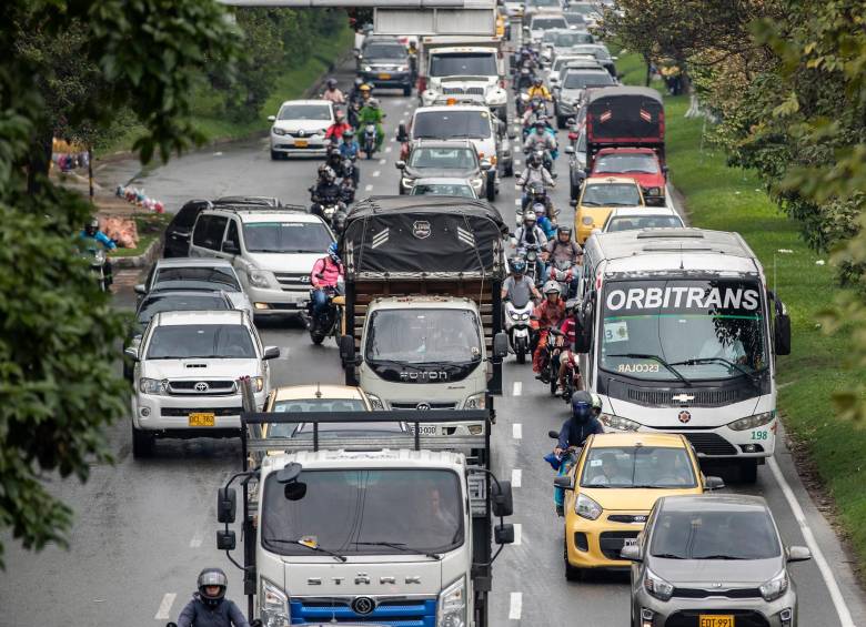 Mientras se firma el decreto, la medida del pico y placa no rige en corredores como la avenida Regional y la autopista Sur en Medellín. FOTO: CAMILO SUÁREZ