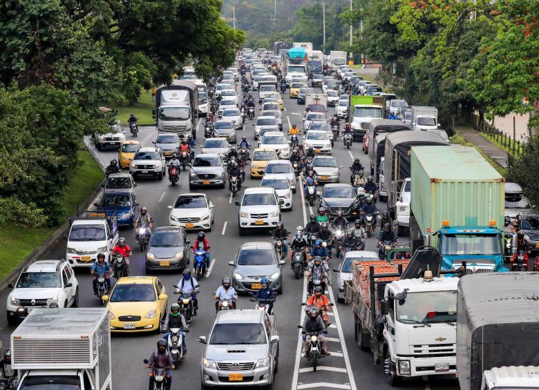 El tráfico está complejo en la mañana de este lunes 24. FOTO: JAIME PÉREZ