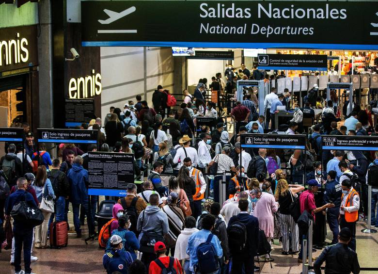 El transporte aéreo en Colombia movilizó 19,6 millones de pasajeros entre enero y abril de 2026, impulsado por el crecimiento de las rutas nacionales e internacionales. FOTO Julio César Herrera