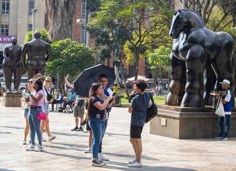 En la Plaza Botero hay 23 esculturas donadas por el artista Fernando Botero. Cada día sus visitantes interactúan con ellas, con el espacio. FOTO camilo suárez