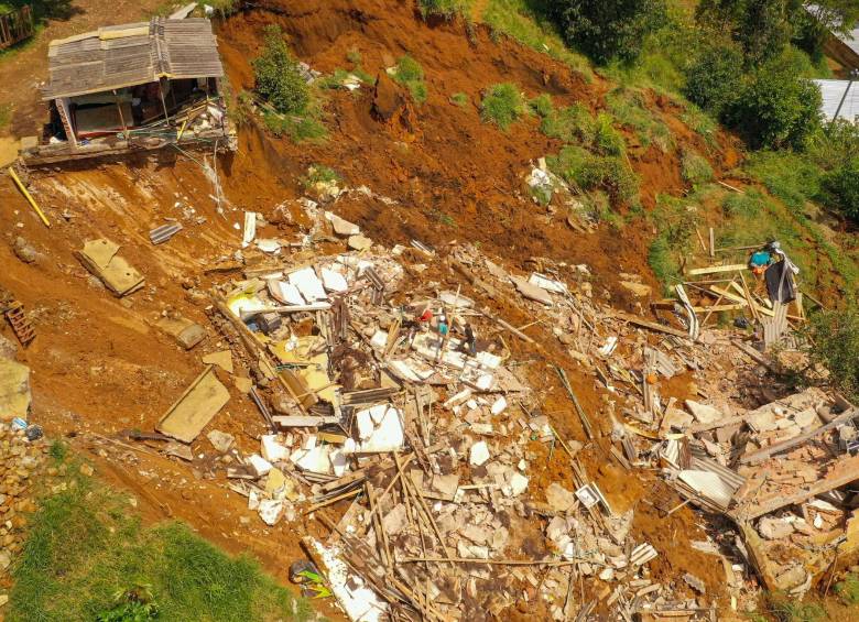 El hecho obligó a la evacuación definitiva de cinco viviendas más. FOTO: Manuel Saldarriaga.