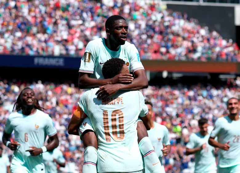 Dembelé y Mbappé, dos ases que tiene Francia para buscar cupo en los octavos de final. FOTO GETTY