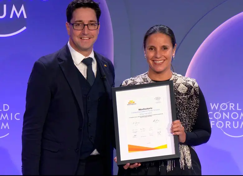 El momento en el que Juliana Uribe recibe el galardón en Davos. FOTO Cortesía
