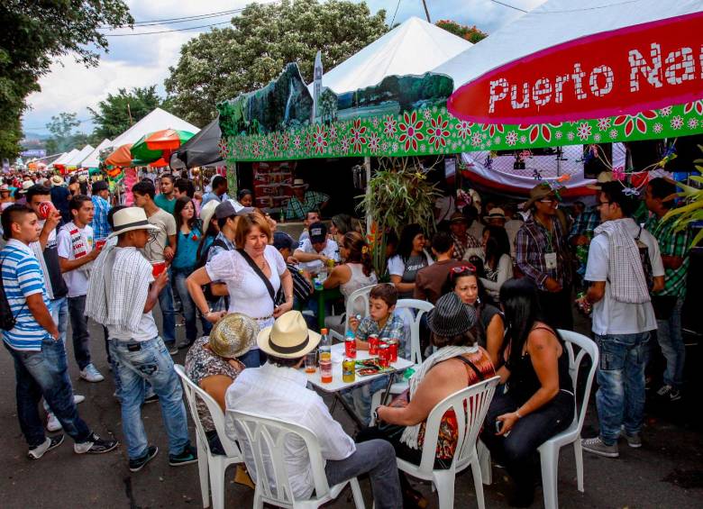 En las fondas se revive la vida de los pueblos antioqueños, con música popular, gastronomía típica y decoración que celebra la identidad regional. FOTO Manuel Saldarriaga