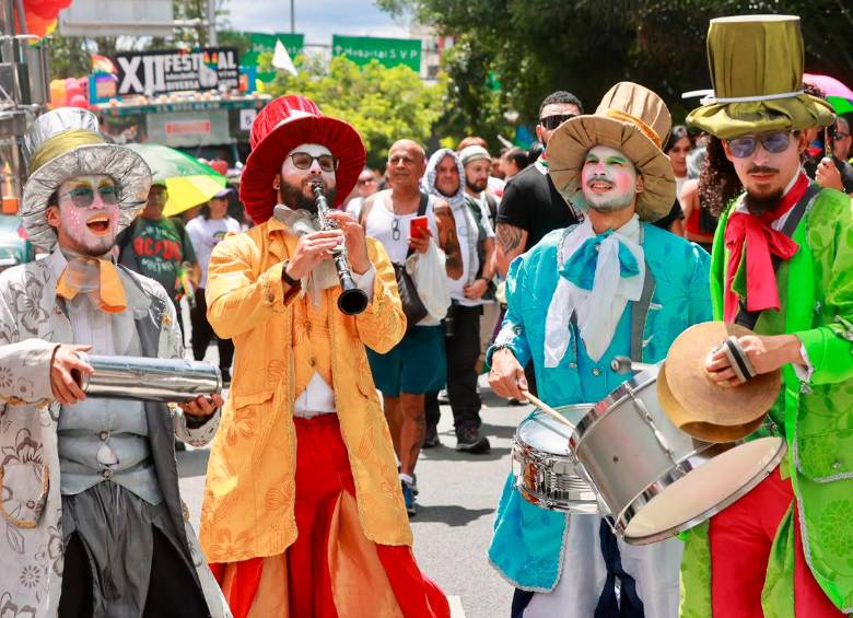 Miles de personas recorren las principales vías del centro de Medellín durante la Marcha del Orgullo LGBTIQ+ 2026, que este año tiene como lema “Orgullo para toda la vida”. FOTO: EL COLOMBIANO