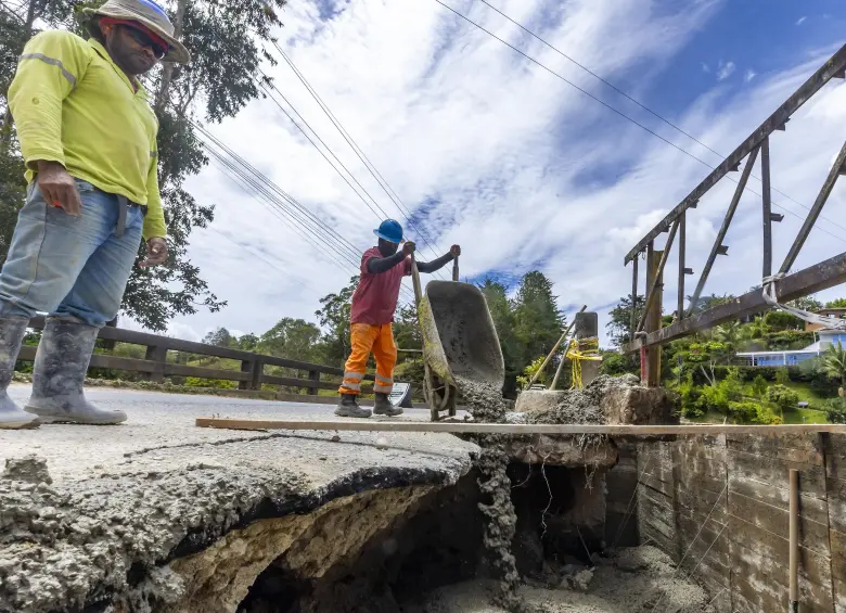 De manera continua es vaciado el concreto en la zanja que apareció en una de las cabeceras del puente. Foto: Andrés Camilo Suárez Echeverry