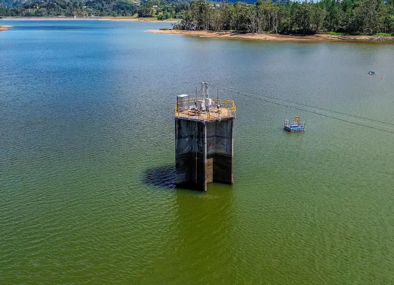 Si se revisan los ocho embalses que se encuentran por encima de 90% de su capacidad de llenado y que tienen mayor peso en la matriz hidráulica, los tres primeros están controlados por empresas privadas. FOTO: Camilo Suárez