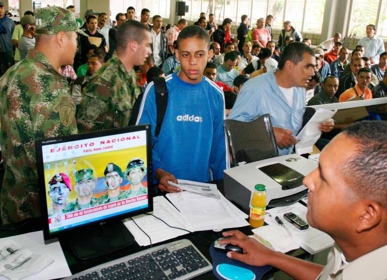 El servicio militar es obligatorio para los hombres en Colombia, aunque hay opciones de comprar la libreta limitar para quienes no puedan enlistarse. FOTO: JUAN ANTONIO SÁNCHEZ.