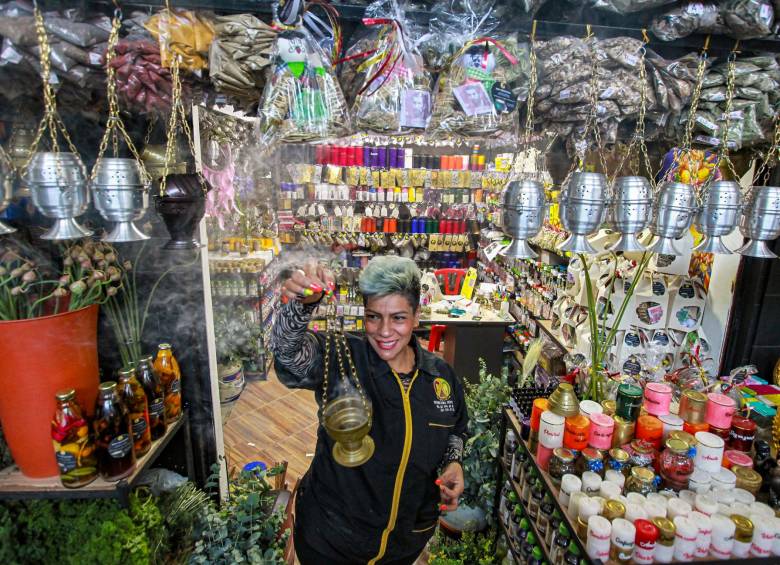 Aleida Bernal prepara los productos para los rituales de Año Nuevo desde finales de octubre. FOTO Manuel Saldarriaga