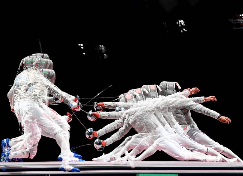 Sandro Bazadze de Georgia y Kim Junghwan de Corea compiten en el combate por la medalla de bronce individual de sable masculino. Foto Getty Images