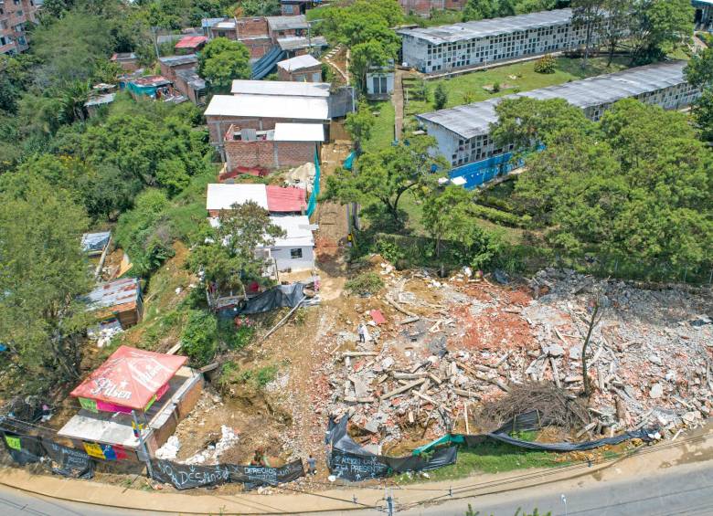 En un operativo sorpresa, la Alcaldía de Bello demolió una estructura destinada para locales comerciales, ubicados en la zona verde del cementerio. FOTOS manuel saldarriaga