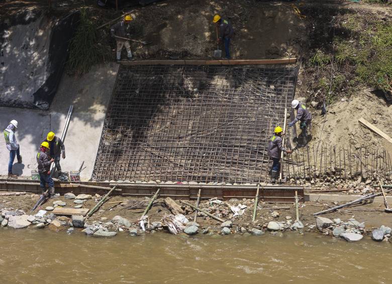 Obreros reparan una de las canalizaciones que usan las quebradas de la ciudad. Foto: Manuel Saldarriaga Quintero.
