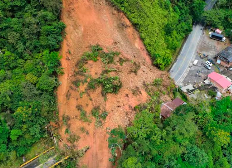 Aspecto del gran deslizamiento de tierra ocurrido en la Autopista Medellín - Bogotá, a la altura del municipio de San Luis. En el lugar hace presencia un equipo con dos retroexcavadoras y ocho volquetas. FOTO Cortesía