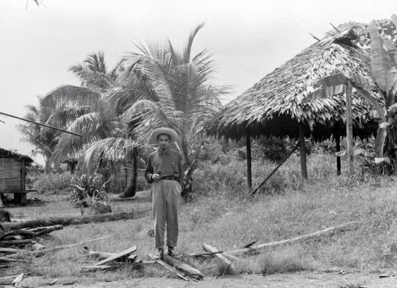 El poeta viajó al Chocó en calidad de parlamentario y dejó un testimonio de la vida al borde de la selva y el río. Foto: Cortesía de los Herederos de Eduardo Cote Lamus.