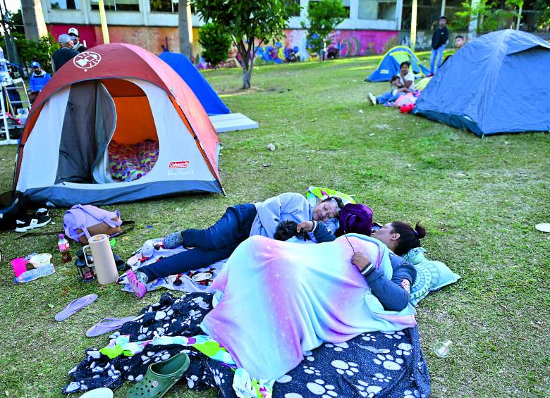 Muchas personas montaron cambuches a pocos metros de sus viviendas siniestradas o afectadas por el terremoto. FOTOS Manuel Saldarriaga