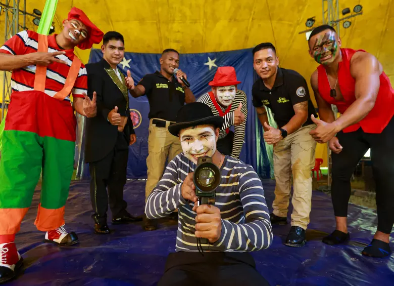 Soldados profesionales del Ejército Nacional hacen parte de la nómina de artistas del Circo Colombia N 7, que por estos días está en Copacabana. FOTO Manuel Saldarriaga