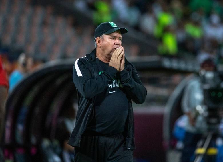 El técnico de Atlético Nacional, Hernán Darío Herrera, podría ser sustituido en el cargo por los directivos verdes. FOTO Juan a Sánchez 