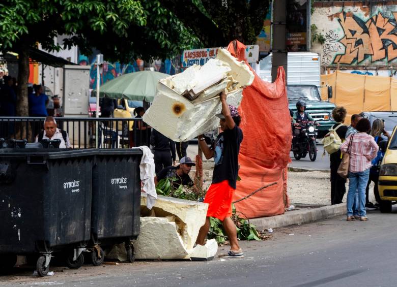 La parálisis de las obras ha traído otros efectos indeseados como la proliferación de basuras que incluso en un solo día pueden juntar hasta dos toneladas de residuos justamente frente al Centro de Desarrollo Cultural. FOTO: JULIO CÉSAR HERRERA