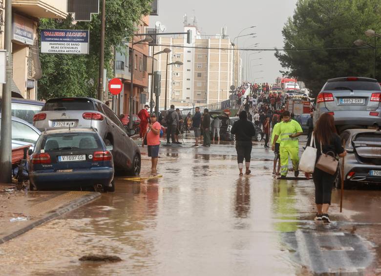 Organismos de socorro siguen atendiendo la emergencia ocasionada por la DANA que azotó varias regiones de España. FOTO: Europa Press