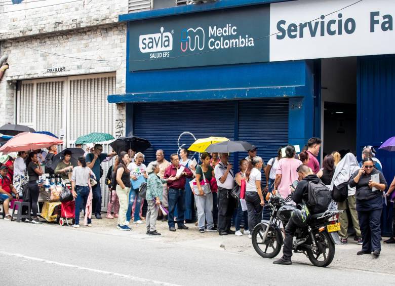 La EPS Savia Salud es la más grande el régimen subsidiado en Antioquia y tiene cerca de 1,7 millones de afiliados. En la imagen, punto de entrega de medicamentos en la Avenida El Poblado. FOTO: JAIME PÉREZ