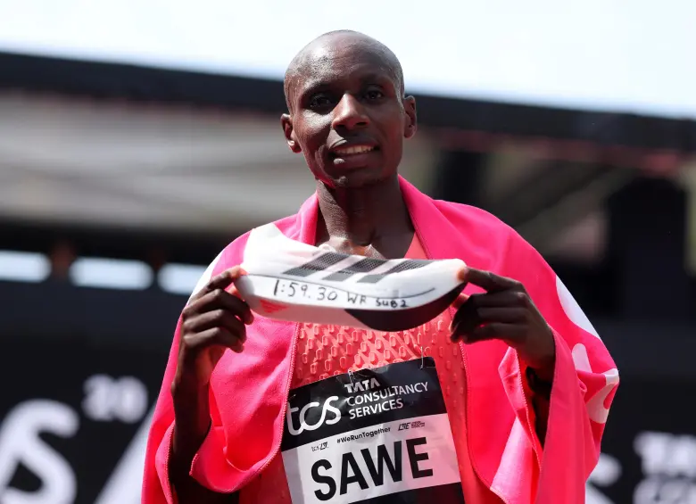 El keniano Sabastian Sawe hizo historia en el Maratón de Londres al romper la barrera de las dos horas con un tiempo de 1h59:30. FOTO GETTY
