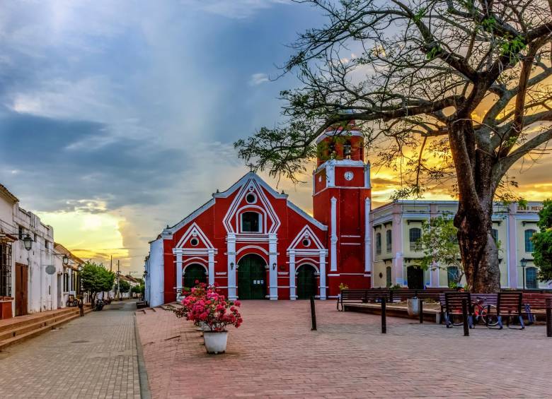 El encanto colonial de Mompox radica en que es un destino que combina historia, cultura y belleza natural.