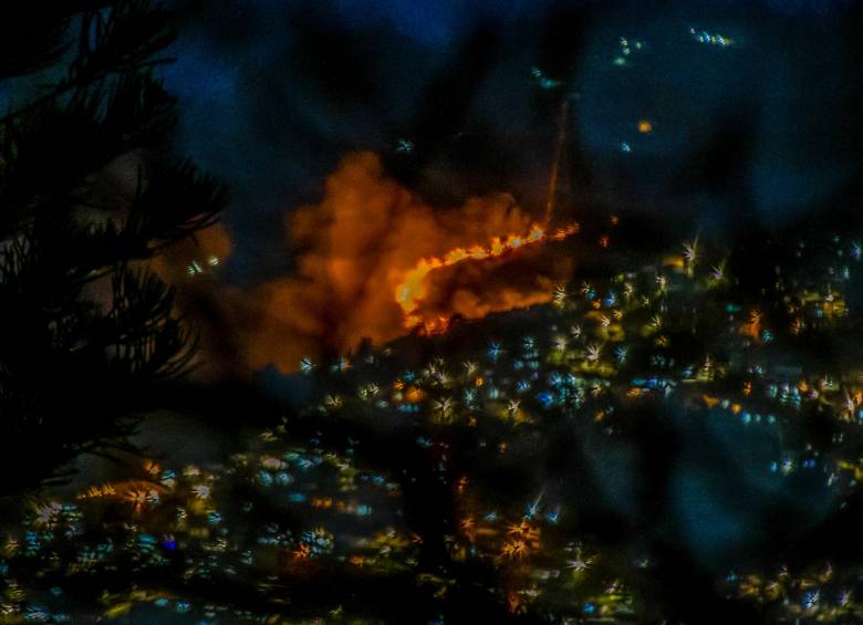Así se visualiza el incendio que se registra, desde las 4:00 de la tarde, en el barrio Carpinelo, en los límites con Bello. FOTO: JULIO CÉSAR HERRERA