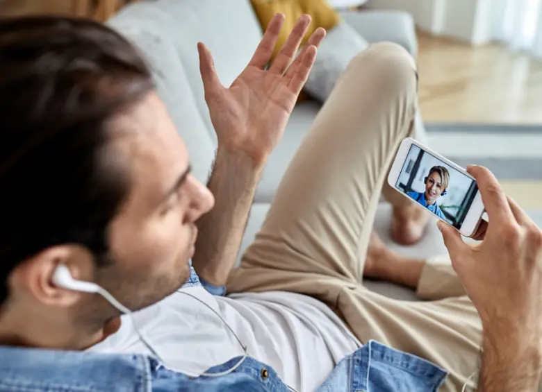 Las videollamadas constantes pueden generar alteraciones en la voz. Foto: freepik