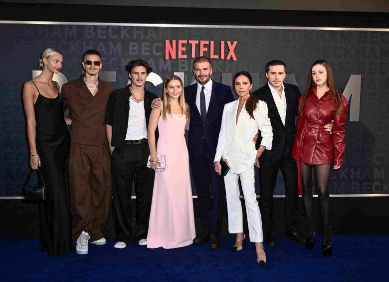 Brooklyn Peltz Beckham y Nicola Peltz posan junto a David y Victoria Beckham y sus hijos durante el estreno de la serie Beckham de Netflix en Londres, en octubre de 2023. FOTO: Getty Images. 