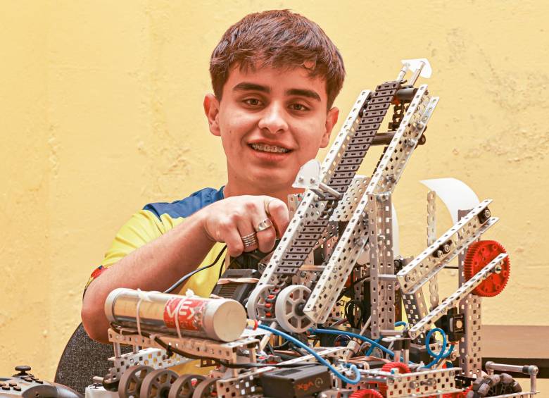 Juan José Agudelo Ospina junto al robot con el que resultó como campeón junto al equipo en el que participaba en un torneo internacional en México a inicios de diciembre. FOTOS MANUEL SALDARRIAGA