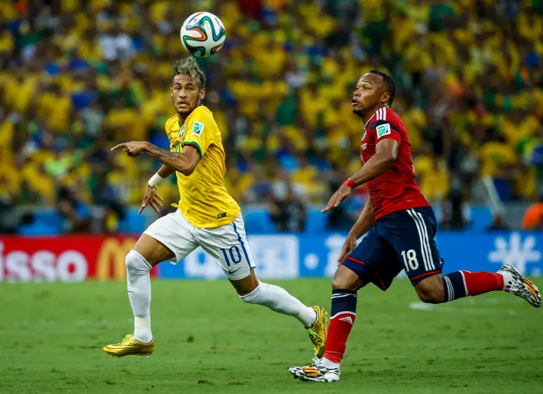 Duelo entre Brasil y Colombia en Fortaleza, el 4 de julio de 2014, por los cuartos de final de la Copa del Mundo. Los auriverdes vencieron por un apretado 2-1. En la acción, Neymar y Camilo Zúñiga. FOTO Archivo-Colprensa