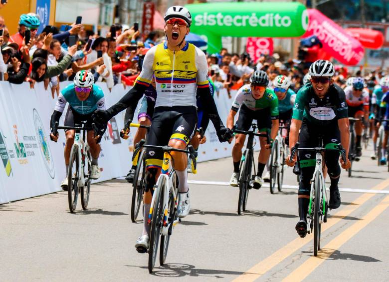 Alejandro Osorio sigue sumando éxitos a su palmarés en la presente temporada. En la Vuelta a Colombia ya celebra. FOTO CORTESÍA ÁNDERSON-PRENSA GW ERCO SHIMANO 
