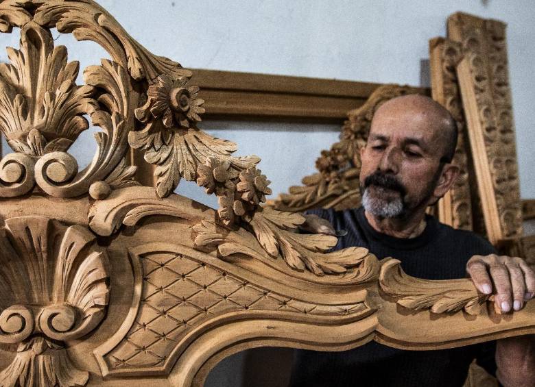 El maestro Sigifredo dándole los toques de la lija a una de sus creaciones. FOTO: Julio Herrera.