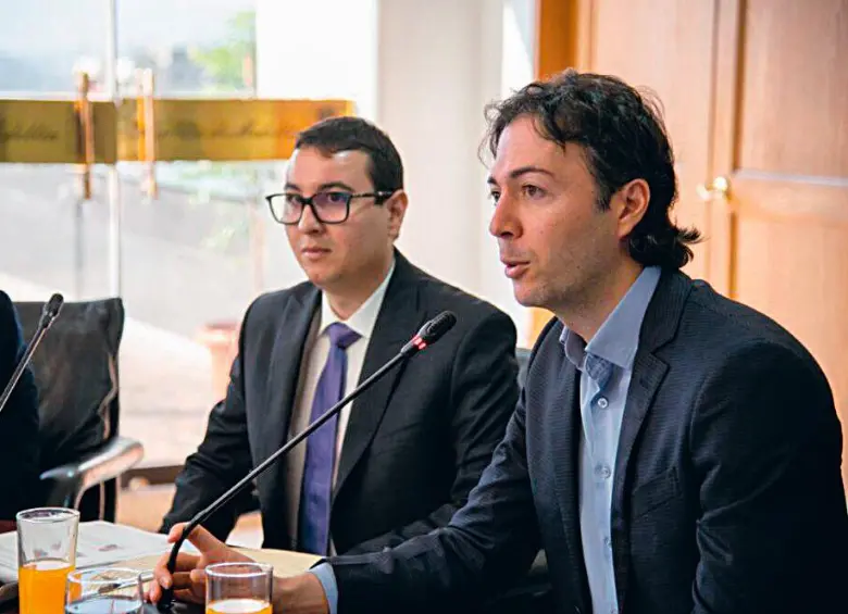 Los contratos se firmaron en el periodo de Juan David Palacio en el AMVA (izq.) y Daniel Quintero en la Alcaldía. FOTO cortesía