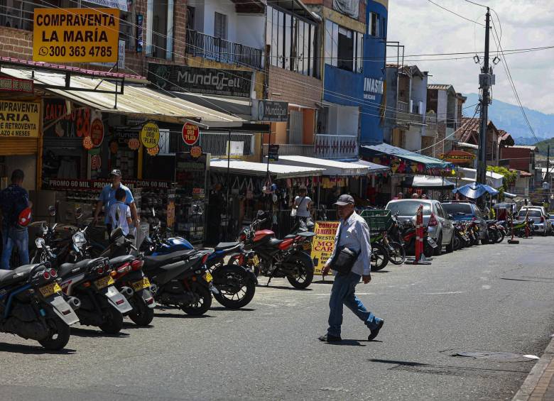 El sector de Castilla la 68 es uno de los más movidos comercialmente en la comuna 5 de Medellín. FOTO: MANUEL SALDARRIAGA
