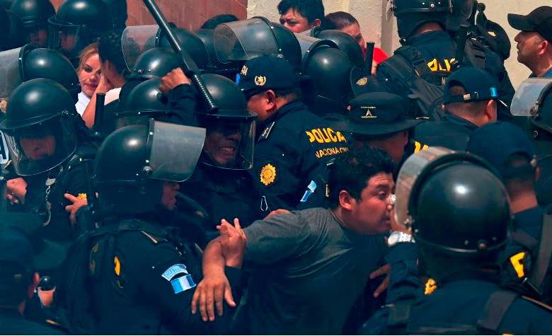 Desde la madrugada de este domingo se registraron disturbios en dos municipios al sur de la capital de Guatemala. Foto: AFP. 