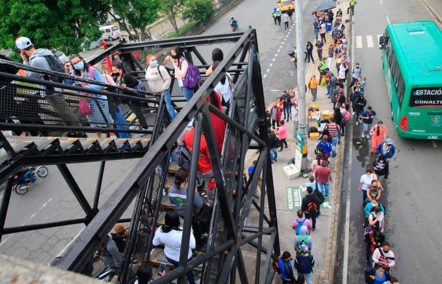 Con buses se logró movilizar a un gran numero de pasajeros que no tenían acceso en sus estaciones habituales. Foto: Juan Antonio Sánchez