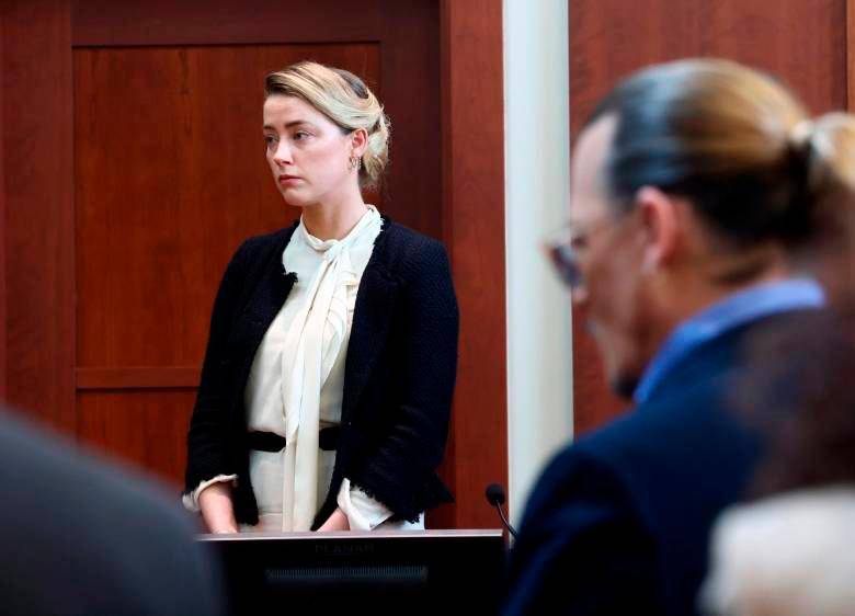 Depp y Heard pasaron varios días en el estrado durante el juicio, televisado, que atrajo a cientos de fans del actor todos los días. FOTO: EFE 
