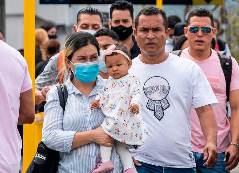 Ciudades como Bogotá, Sabaneta y La Estrella podrán eliminar el uso obligatorio de tapabocas a partir del 1 de mayo. FOTO: JAIME PÉREZ