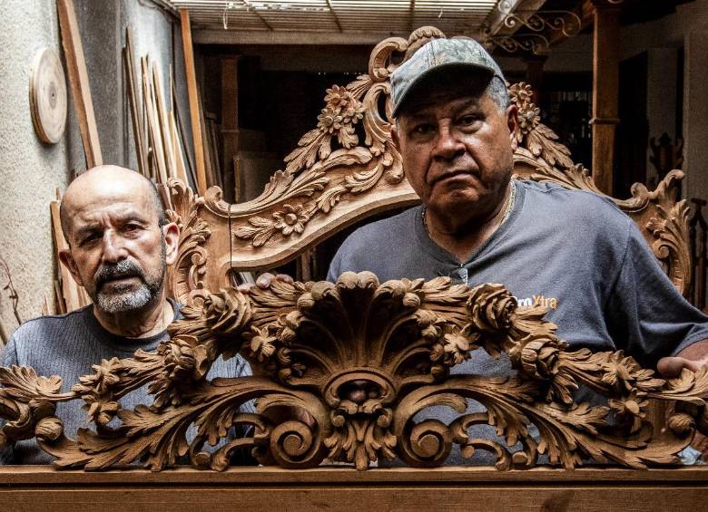 Sigifredo junto al ebanista Jorge Eliecer Garzón Franco, quien tiene 45 años de experiencia en el ramo y también labora en el taller de Prado Centro. FOTO: Julio Herrera.