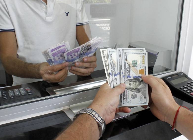 En lo que va del mes, el peso colombiano se mantuvo como la moneda más devaluada, cayendo un 6,58%, seguido del peso mexicano con -4,16% y del zloty polaco con -4,18%. FOTO: Colprensa.