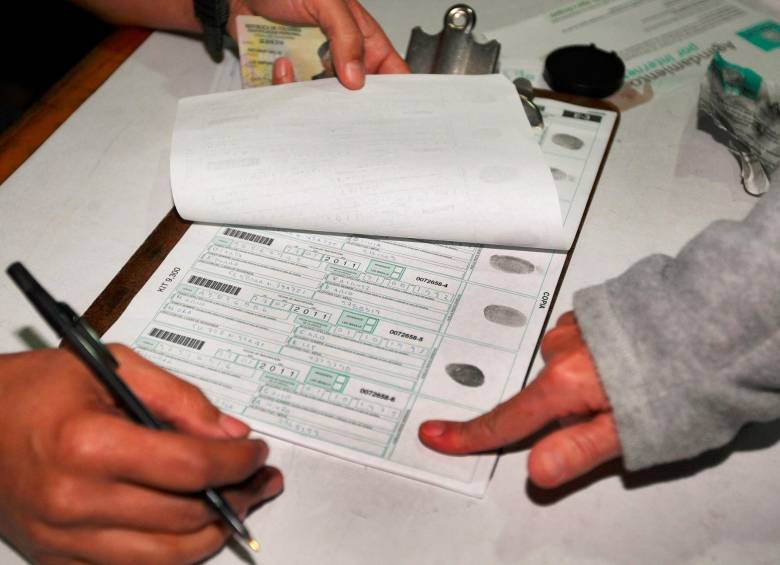 Para el cambio de puesto de votación deberá poner su firma y su huella en el siio donde está inscribiendo su cédula. FOTO: JAIME PÉREZ