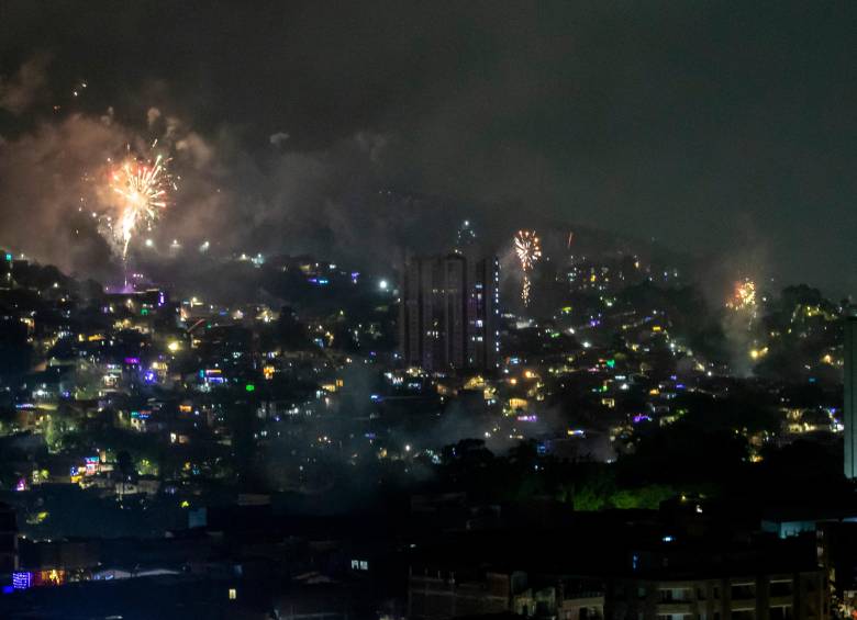 Las explosiones retumbaron en todo el Valle de Aburrá, evidenciando la persistencia de esta peligrosa tradición que pone en riesgo la vida, la salud y el bienestar de la comunidad y los animales. Foto: Juan Antonio Sánchez