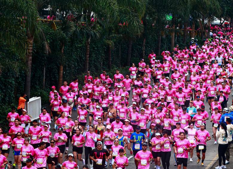 Participantes de diferentes edades y lugares del país se dieron cita en el Parque de las Luces para tomar la partida en la Carrera de las Rosas. FOTO MANUEL SALDARRIAGA